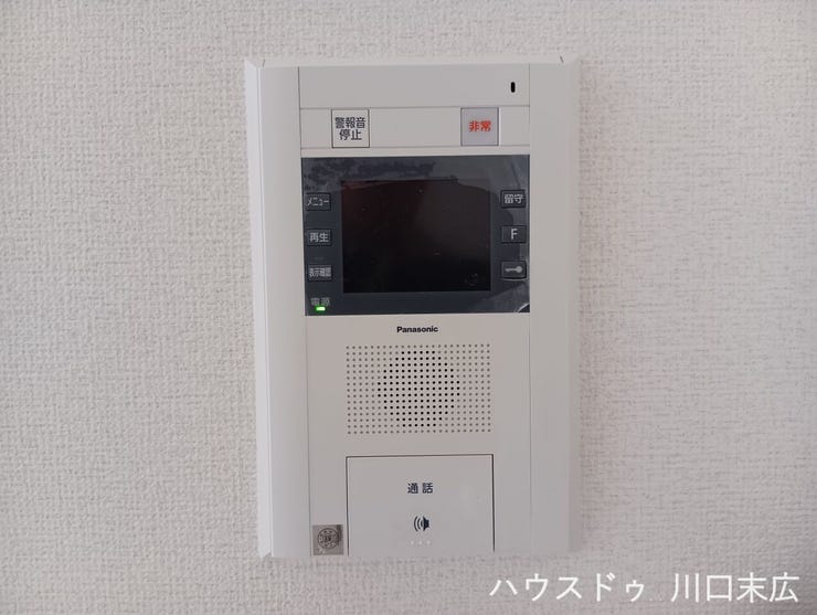 来客を映像と音声で確認できるカラーモニター付インターホン。不在時の録画機能などを備え、セキュリティ面での安心感を提供するとともにスムーズな応対を可能にします。