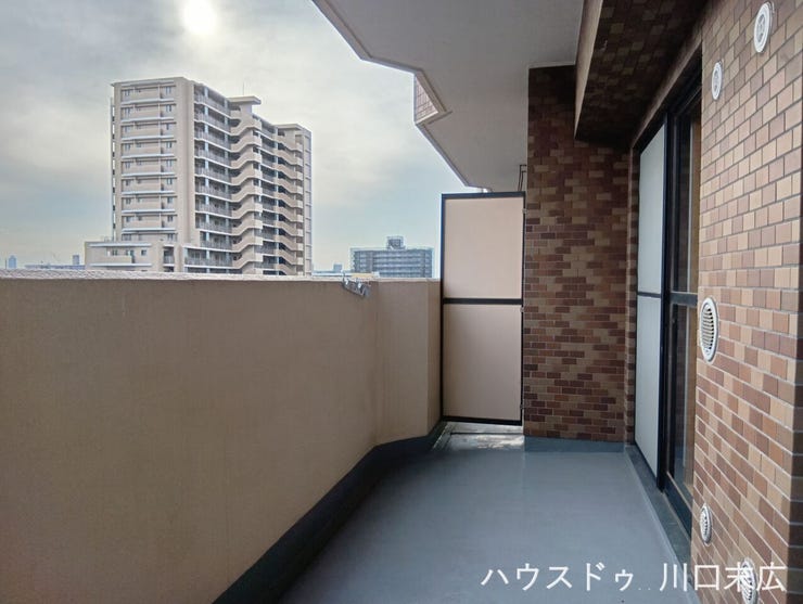 住まいの外観に重厚感を与えるタイル仕上げのバルコニー。風が抜ける心地よい空間で、洗濯物を干す作業はもちろん、ちょっとした気分転換の場としても重宝します。