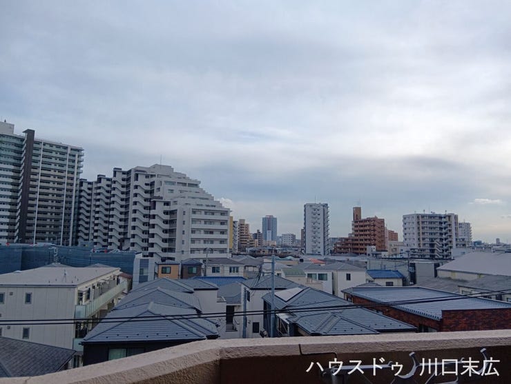 都市の風景を見渡すパノラマビュー。視界を遮るものの少ない景色が広がり、日々の生活にゆとりと心地よい開放感をもたらす、この住まいならではの特等席です。