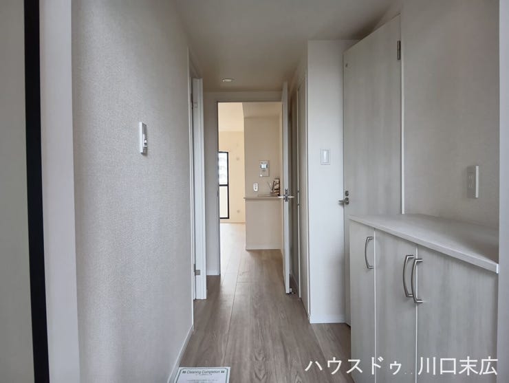 フラットな床面が広がるバリアフリー仕様の廊下。日々の移動をスムーズにし、つまずきのリスクを軽減する設計は、あらゆる世代にとって安全で快適な住環境を提供します。