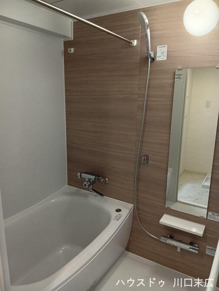 シャワーヘッドの高さを自由に調整できるスライドバーを設置。家族それぞれの使いやすい位置に固定でき、立ってシャワーを浴びる際にも快適なバスタイムを実現します。