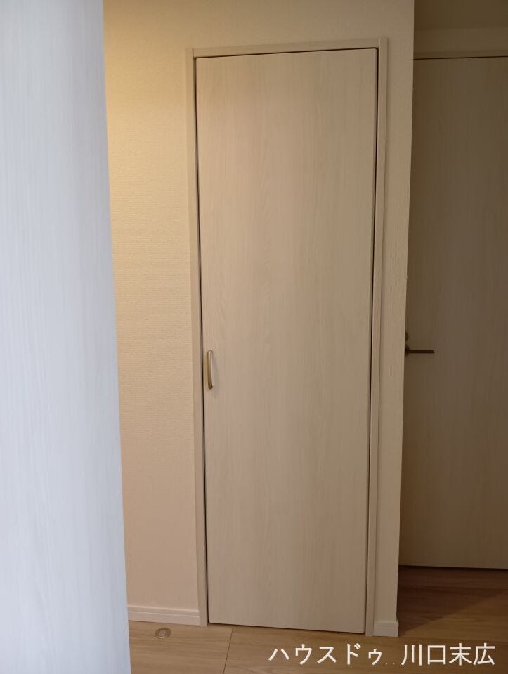 木目調の建具が空間に温もりを与える洋室。シンプルな壁紙とのコントラストが美しく、プライベートな時間を穏やかに過ごすためのベースとなるプレーンな設計です。