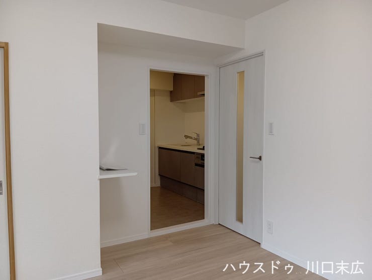 ガラスのスリットが入ったリビングドアを採用。空間に広がりを感じさせるだけでなく、廊下とリビングを緩やかに繋ぎ、家族の気配を感じられる温かな住まいです。