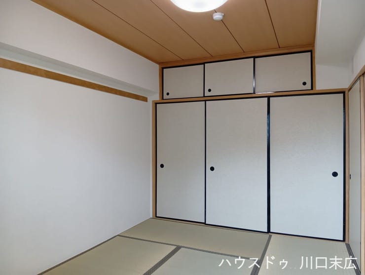 和室の壁面にすっきりと収まる引き戸タイプの押入と天袋。襖を閉めれば空間に溶け込み、日本の伝統的な美意識と高い収納機能を両立させた機能美が光る設計です。