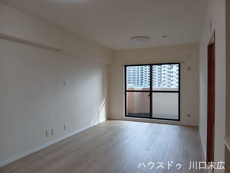 木目調の床材が心地よい質感を演出するリビング。家族が集い、食事や寛ぎの時間を共有する中心の場として、多様なライフスタイルに寄り添う設計です。