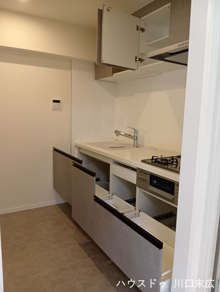 頭上のスペースを有効活用した吊戸棚。ストック食品や使用頻度の低い調理道具などを収めるのに適しており、キッチン周りを常に整頓された美しい状態に保てます。