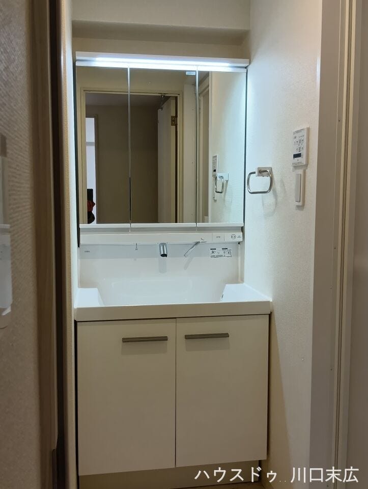 三面鏡の裏側に収納を備えた洗面化粧台。スクエアデザインの洗面ボウルを採用し、日用品をすっきりと整理しながら毎日の身支度を快適に行える機能美が特徴です。