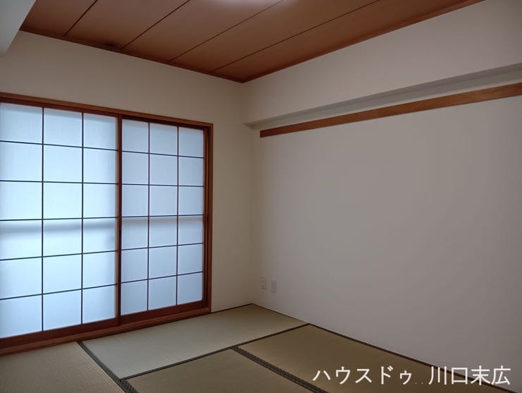 伝統的な落ち着きとモダンな感性が調和する和室。障子を備えた空間は、客間としての利用や趣味の時間を楽しむ場など、多目的な寛ぎの時間を生み出します。