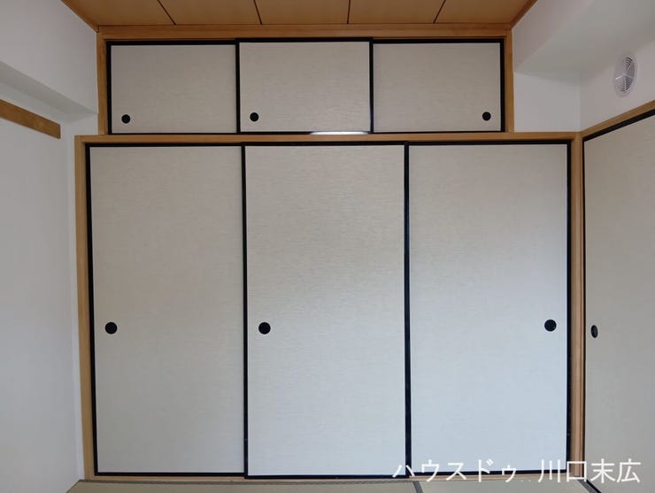 備え付けられた大容量の押入と天袋。寝具類はもちろん、季節ものの家電や旅行用品なども整理して保管でき、住空間をすっきりと保つための高い収納力を誇ります。