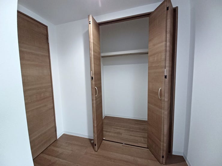 ■クローゼット■
洋室にはクローゼットを設置。ハンガーパイプ付きで衣類の整理がしやすく、収納力にも配慮しています。空間を有効活用でき、生活感を抑えながらすっきりとした室内を保てる仕様です。