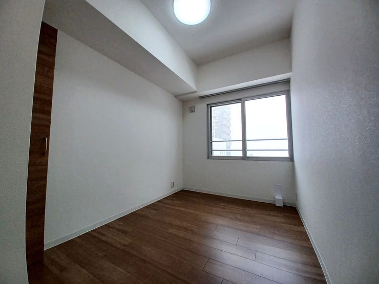 ■洋室(約4.5帖)■
約4.5帖の洋室は、書斎や在宅ワークスペース、子ども部屋としても活用しやすいサイズ感。コンパクトながらも無駄のない間取りで、家具配置もしやすい使い勝手の良い空間です。