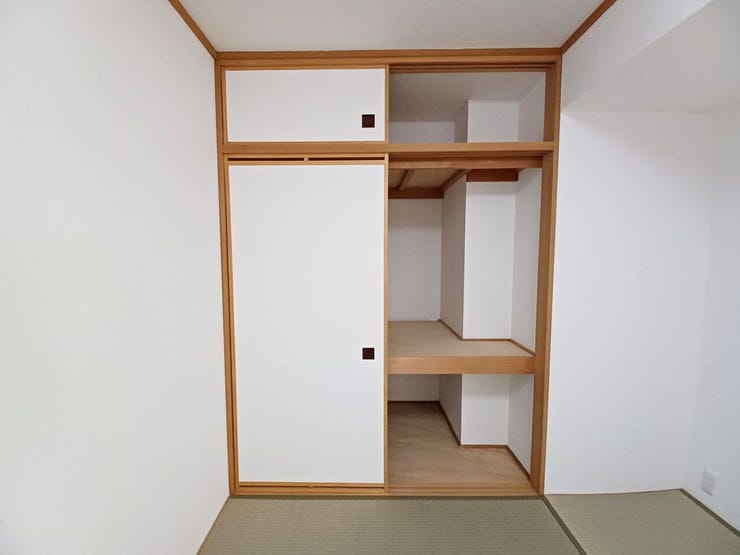 ■押入■
奥行きのある押入を備え、布団や季節物もしっかり収納可能。上下に分かれた造りで整理整頓がしやすく、和室をすっきり広く使えます。暮らしを支える頼もしい収納スペースです。