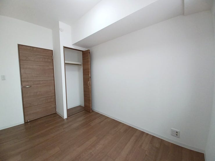 ■洋室(約4.5帖)■
コンパクトながらクローゼットを備え、衣類や日用品をしっかり収納可能。限られた空間を有効活用できる設計で、お部屋をすっきり保てます。個室としても使いやすい機能的な一室です。