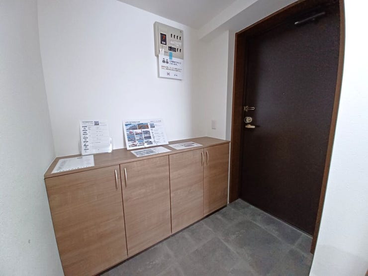 ■玄関■
落ち着いた雰囲気の玄関が住まいの第一印象を演出。収納力のあるシューズボックスを備え、家族分の靴もすっきり収納できます。空間を広く使え、来客時も整った印象を保てる設計です。