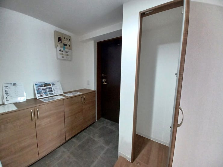 ■収納■
玄関横に収納スペースを確保。外出時に使うコートやバッグ、日用品などをすっきり整理できます。生活動線に配慮した配置で、玄関まわりを整った印象に保てる便利な収納です。