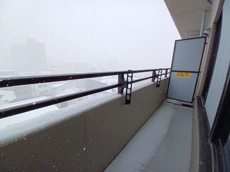 ■バルコニー■
室内とゆるやかにつながるバルコニー。外の空気や光を身近に感じられ、気分転換にもなる心地よい空間です。暮らしに開放感とゆとりを添える、あると嬉しいスペースです。