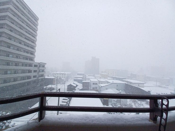 ■眺望■
視界がほどよく開けた眺望が広がります。空を身近に感じられる開放的なロケーションで、室内にいながらもゆとりを実感。日々の暮らしに心地よい抜け感をもたらします。