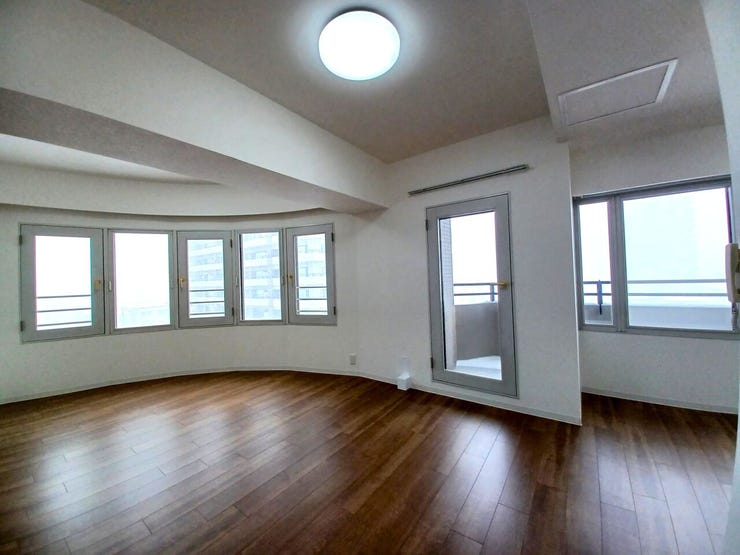 ■LDK(約17.2帖)■
やわらかな光が広がる落ち着いたリビング空間。時間帯による明るさの変化が穏やかで、心地よく過ごせます。バルコニーに面し開放感もあり、家族が自然と集まるくつろぎの場所です。