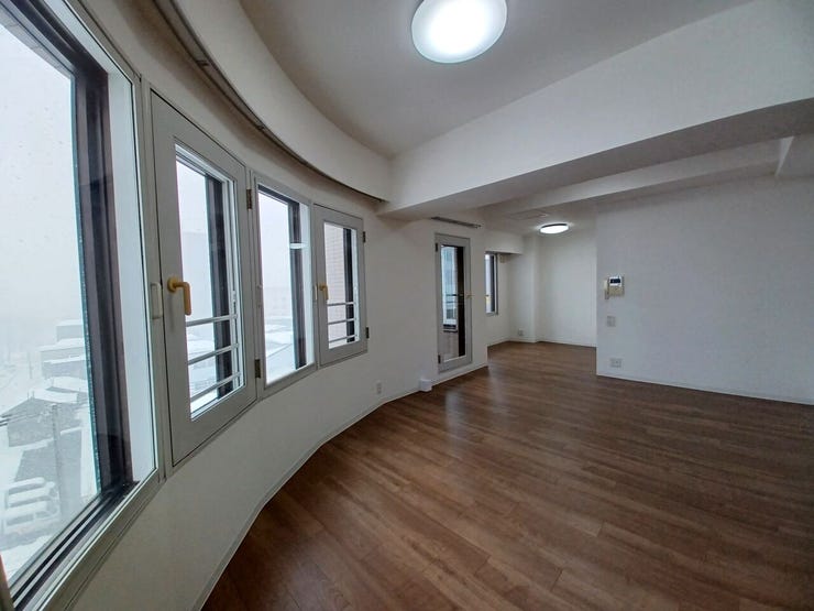 ■LDK(約17.2帖)■
曲線フォルムが特徴的なリビング。ゆるやかな曲線が空間に広がりと動きを生み、視線が抜ける開放的な印象に。一般的な四角い間取りとはひと味違う、個性が光る住まいです。