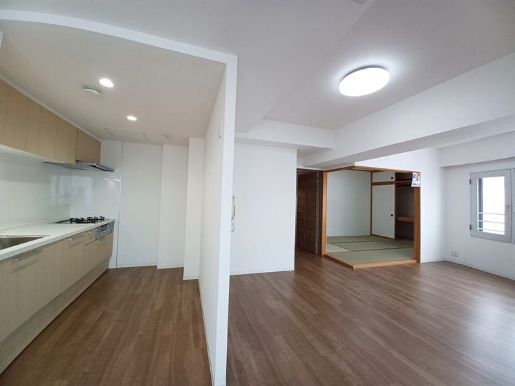 ■LDK(約17.2帖)■
ほどよく独立性を意識したキッチンは、リビング・ダイニングと緩やかに一体感を持つ設計。料理に集中でき、来客時も手元が目立ちにくく、使いやすさと開放感を両立したLDKです。