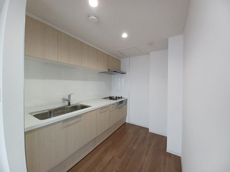 ■キッチン■
システムキッチンを新規交換。清潔感あふれる空間に一新され、毎日の料理も快適にこなせます。機能性とデザイン性を兼ね備え、収納力にも配慮した使い勝手の良いキッチンです。