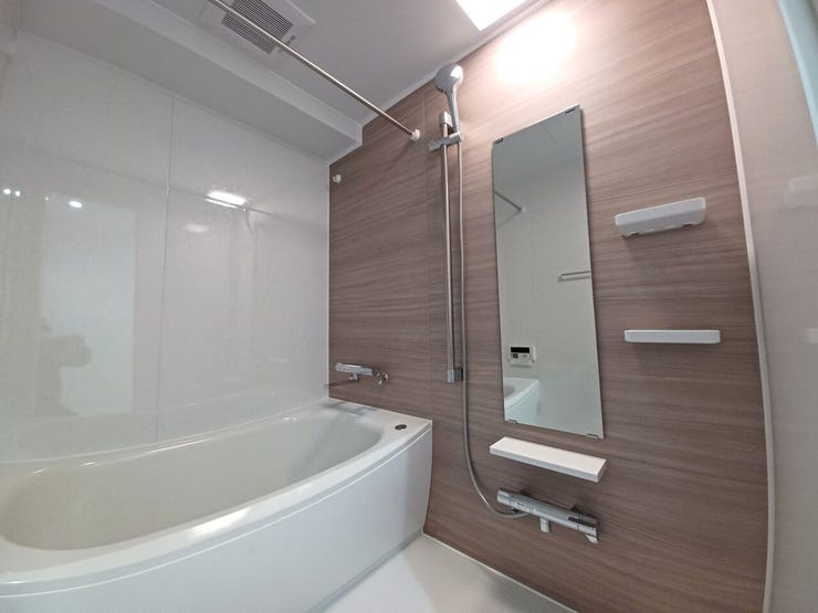 ■浴室■
ユニットバスを新たに入れ替え、心地よい空間へ一新。清潔感あふれるバスルームで、毎日の疲れをゆったりと癒せます。機能性にも配慮し、快適なバスタイムを叶える仕様です。