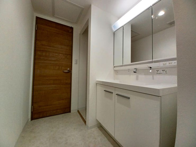 ■洗面所■
白を基調とした三面鏡の洗面化粧台を交換済み。空間を明るく清潔感のある印象に演出します。鏡裏収納を備え、洗面用品もすっきり整理可能。毎日の身支度が快適に整う、機能性に配慮した洗面空間です。