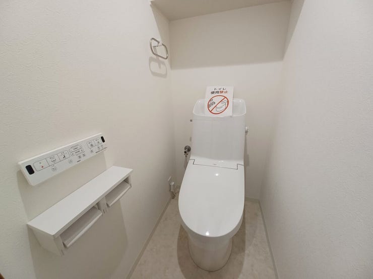 ■温水洗浄便座付きトイレ■
トイレを新たに入れ替え、清潔感のある空間へ。温水洗浄便座付きで快適性にも配慮し、毎日気持ちよく使える仕様です。落ち着いた雰囲気の中で安心してご利用いただけます。