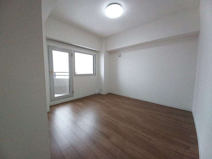 ■洋室(約9帖)■
約9帖のゆとりある洋室。ベッドやデスクを配置しても圧迫感が出にくく、主寝室としてもゆったり使える広さです。家具のレイアウトもしやすく、落ち着いて過ごせる快適な空間です。