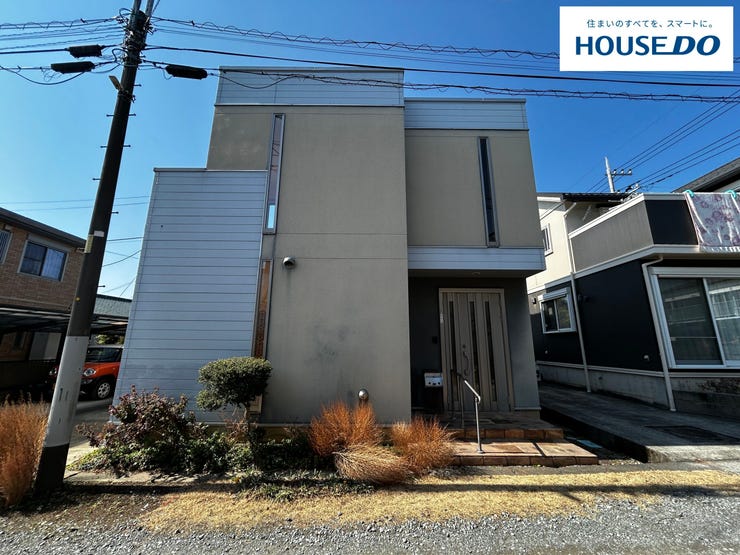 【外観】
カーポート付きの駐車スペースを確保しており、雨の日でもスムーズに乗り降りが可能です。前面道路はゆとりがあり、車の出し入れも落ち着いて行えます。青空に映えるモダンな外観が特徴的な戸建て住宅です。