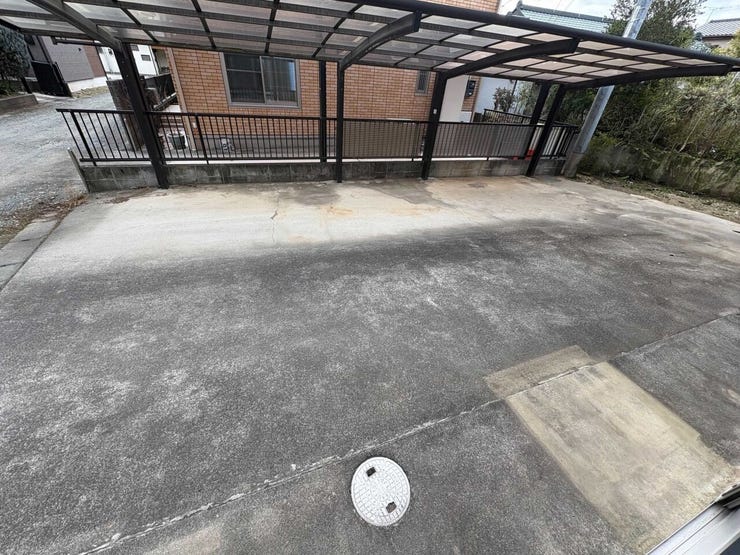 カーポート付きの駐車スペースを確保しており、雨の日でもスムーズに乗り降りが可能です。前面道路はゆとりがあり、車の出し入れも落ち着いて行えます。青空に映えるモダンな外観が特徴的な戸建て住宅です。