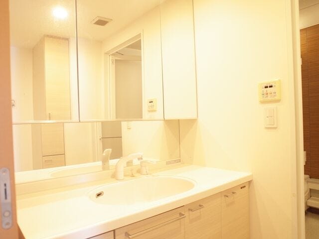 洗練されたワイド洗面台は、見た目も使い勝手も◎。収納力が高く、生活感を抑えた美しい空間を演出します。