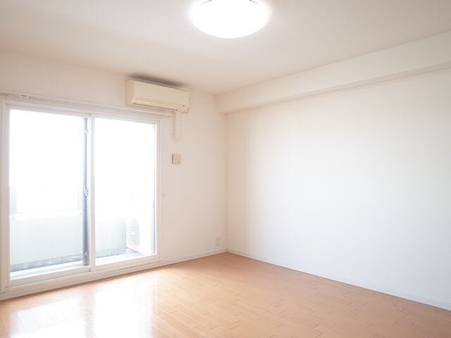 白を基調とした9.5帖洋室は、家具をゆったり配置できる広さ。