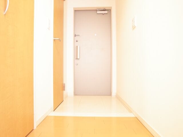 扉付きシューズインクローク付き。床に物を置かずに済むから、清潔感とお手入れのしやすさも◎