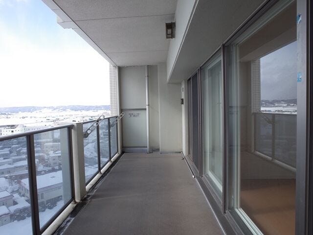 リビングの壁面を広く占めるワイドバルコニー。奥行き約2mのゆとりが、開放感とともに上質なセカンドリビングを叶えます。