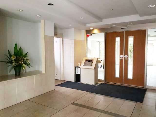 エントランスホールの奥には植栽が広がり、やさしい緑が住まいに潤いを添えます。視線の抜ける設計で、開放感も感じられる空間です。