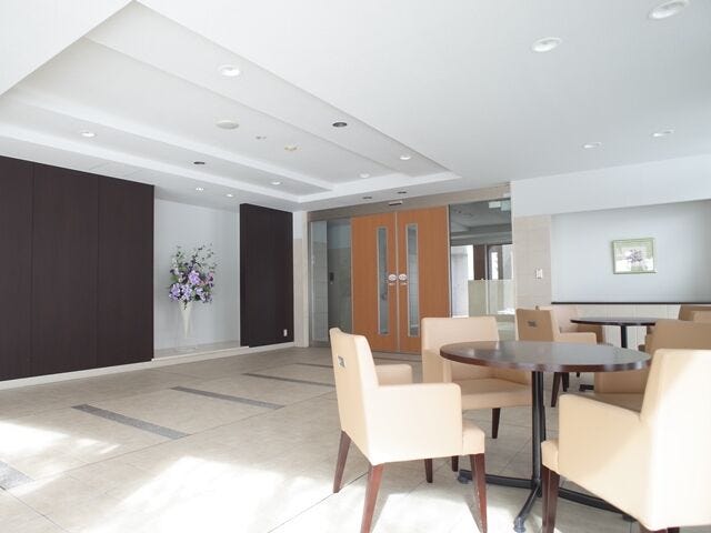 来客用のテーブルセットや絵画、花が彩るホールは、落ち着きと上質感が漂う空間。エントランスホールとのつながりも美しく演出。