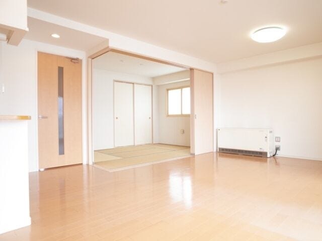 引き戸で仕切れる和室は、客間・子ども部屋・ワークスペースなど多彩に活用可能。プライベートも確保。