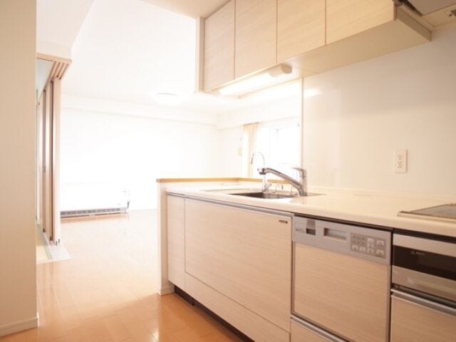 IHコンロと食洗機付きで、毎日の家事をスマートに時短。
忙しい日もゆとりを生む、頼れるキッチン設備が魅力です。