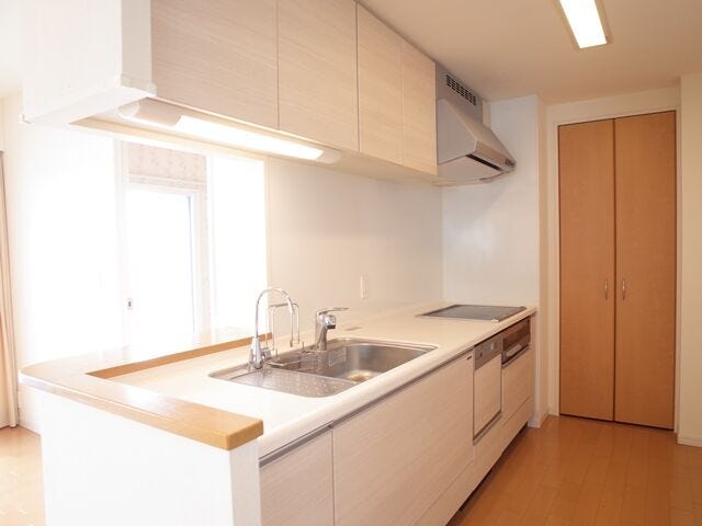 吊戸棚とコンロ横の開き戸収納で、調味料や食材ストックもすっきり。使いやすさと収納力を兼ね備えたキッチンです。