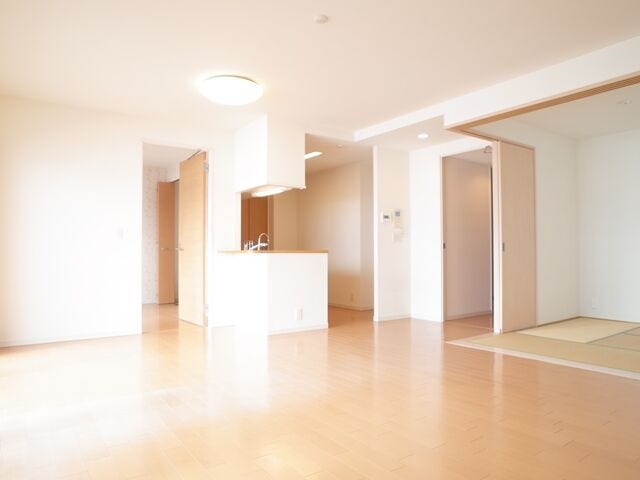 キッチン設備が壁でさりげなく隠れた、18.8帖の開放的なLDK。
6畳和室の続き間で多彩な使い方が楽しめます。