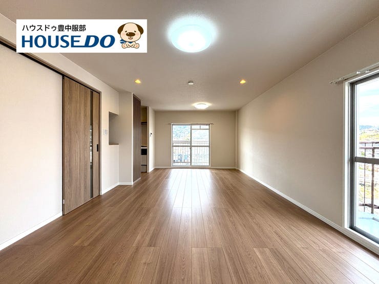 【外観】
【リビングダイニング】
広々ゆとりあるリビングダイニング!LDKで広さ約19帖ございます!二面採光で明るく開放的な室内です♪