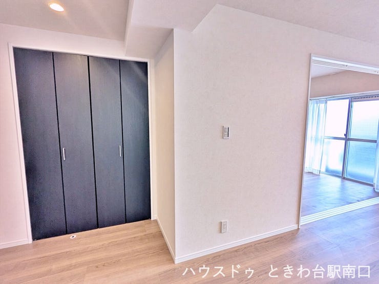 LDKの入り口部設置された、生活動線に配慮した収納スペースです。日用品のストックや掃除用具など、散らかりがちなアイテムを隠して収納できるため、居住空間を常に美しく保つことができます。