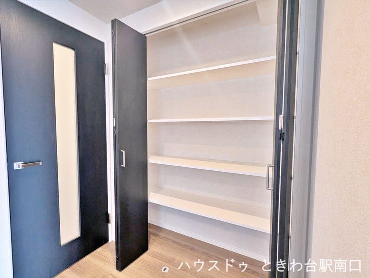 内部は可動棚となっており、収納する物の大きさに合わせて高さを自由に調節可能です。書類のファイルから背の高い日用品まで効率よく収まり、住まう方のニーズに合わせたカスタマイズが可能です。