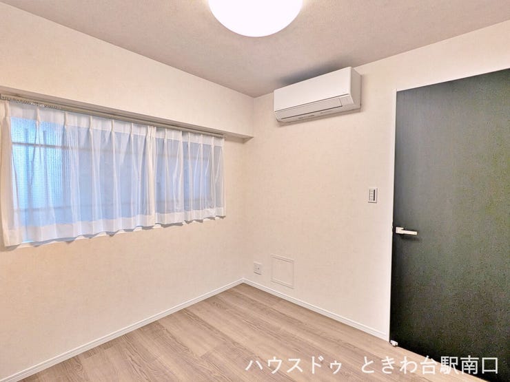 心地よい眠りをサポートするエアコンが既に設置された洋室です。窓からは穏やかな光が入り、プライベートな時間も快適に過ごせます。シンプルな内装で、どんな家具とも相性の良い空間です。