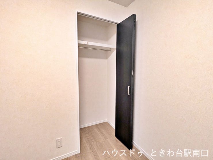 各居室にクローゼットを配した、収納重視の設計です。ハンガーパイプ付きで、お気に入りの衣類をシワにすることなく大切に保管できます。限られたスペースを有効に活用した、使い勝手の良い造りです。