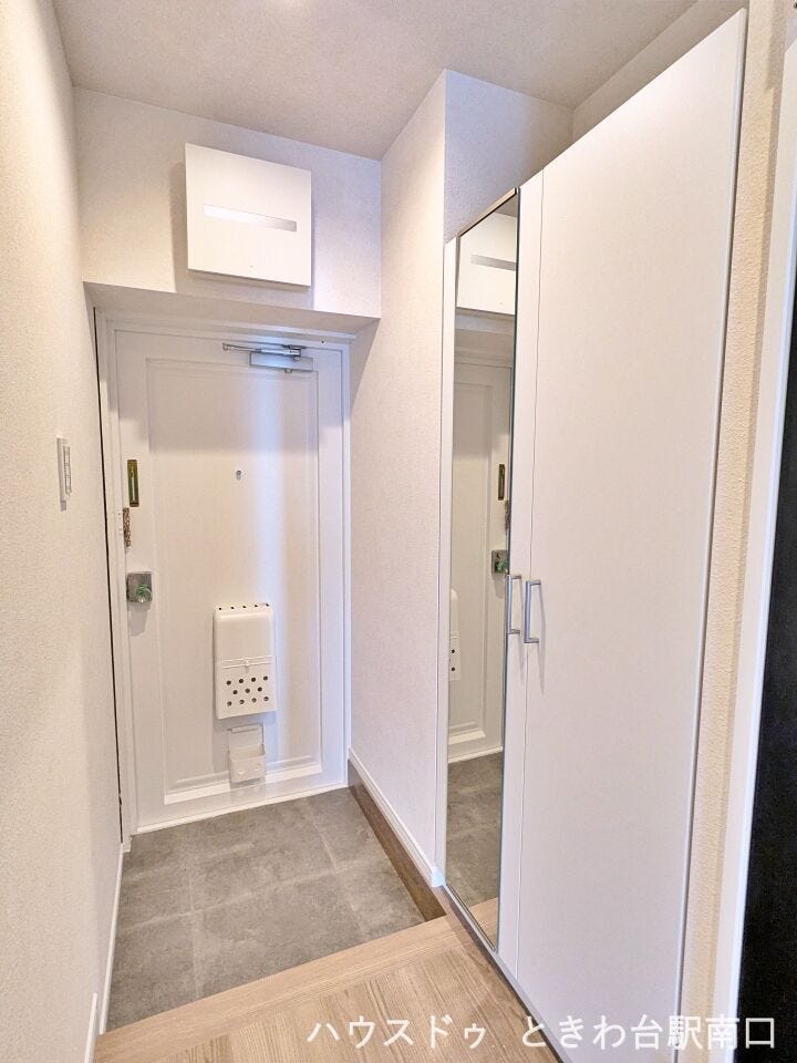 玄関には外出前の身だしなみチェックに便利な大型の鏡を設置。白を基調とした内装が、お住まいの顔である玄関を明るく開放的な印象に仕上げています。フラットな設計で、毎日のお出かけもスムーズです。