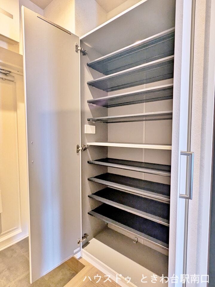 天井近くまで高さのある、たっぷりとした収納力が自慢のシューズボックスです。家族全員の靴をすっきりと整理でき、常に整然とした玄関を維持できます。棚板の調整も可能で、ブーツなどの収納も容易です。