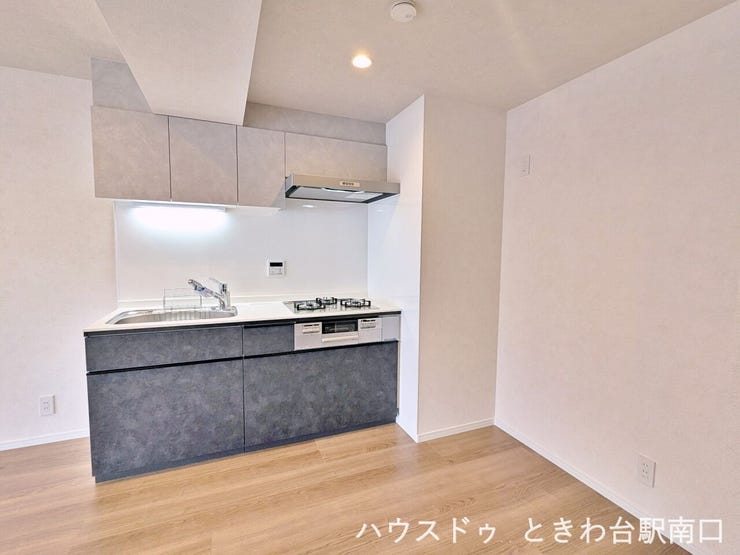 キッチンまわりは余裕のある空間。冷蔵庫はもちろん、食器棚や調理器具置き場を設置するスペースがしっかり確保されています。