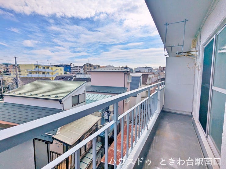 視界を遮る高い建物が少なく、心地よい風と光を感じられるバルコニーです。奥行きも確保されており、お洗濯物干しはもちろん、ちょっとしたリフレッシュスペースとしても。都市にいながら空の広さを享受できます。